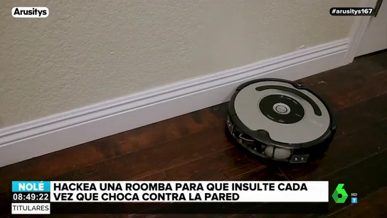 Un youtuber hackea una aspiradora para que pronuncie insultos cada vez que choca contra una pared Un youtuber hackea una aspiradora para que pronuncie insultos cada vez que choca contra una pared