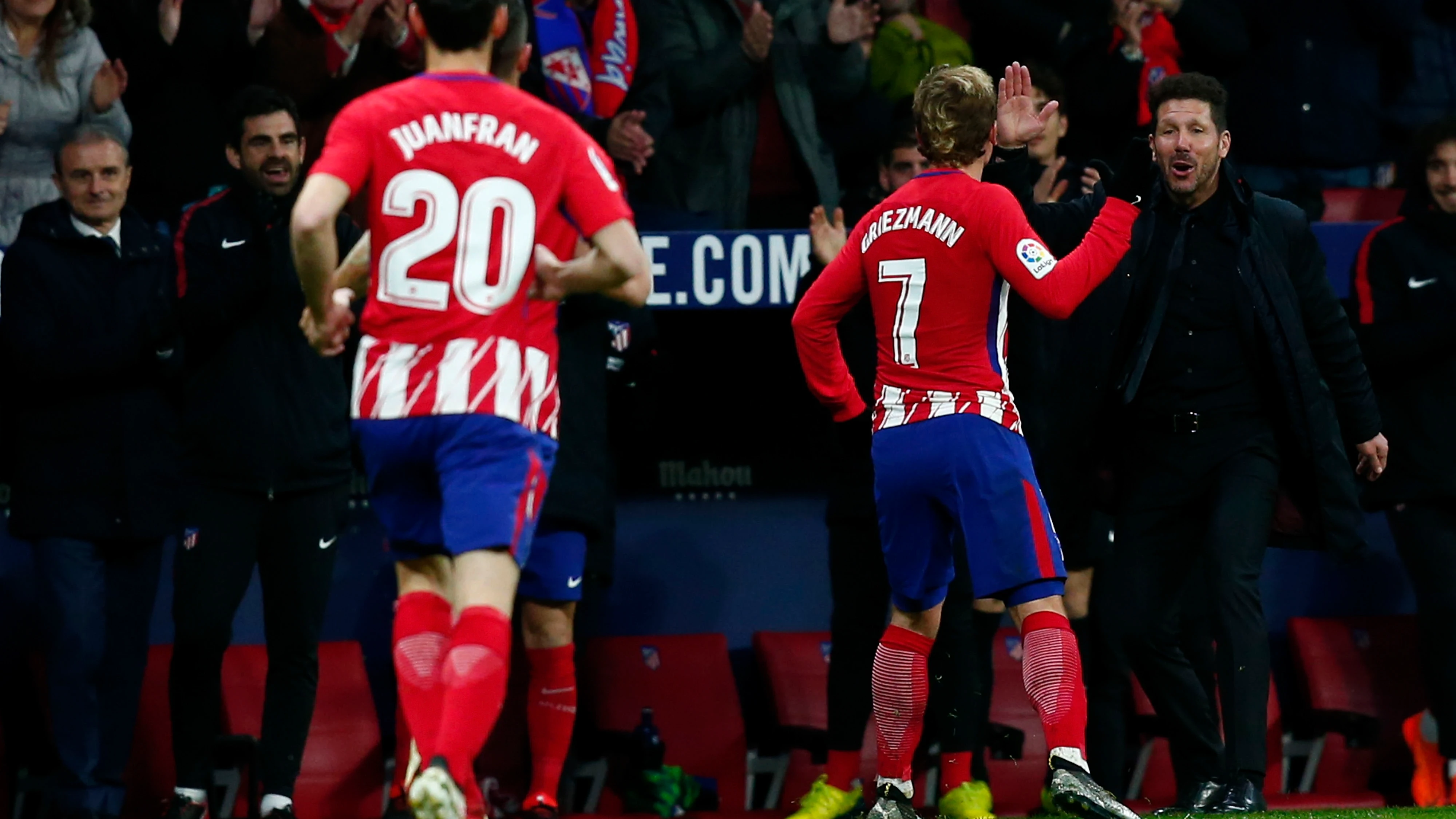 Griezmann celebra un gol con Simeone