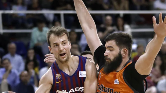 Pangos busca el pase ante la defensa de Dubljevic Pangos busca el pase ante la defensa de Dubljevic