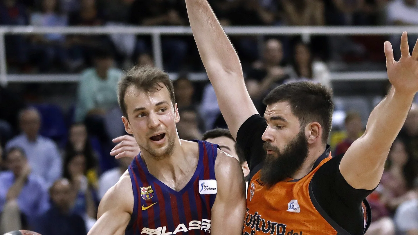 Pangos busca el pase ante la defensa de Dubljevic Pangos busca el pase ante la defensa de Dubljevic