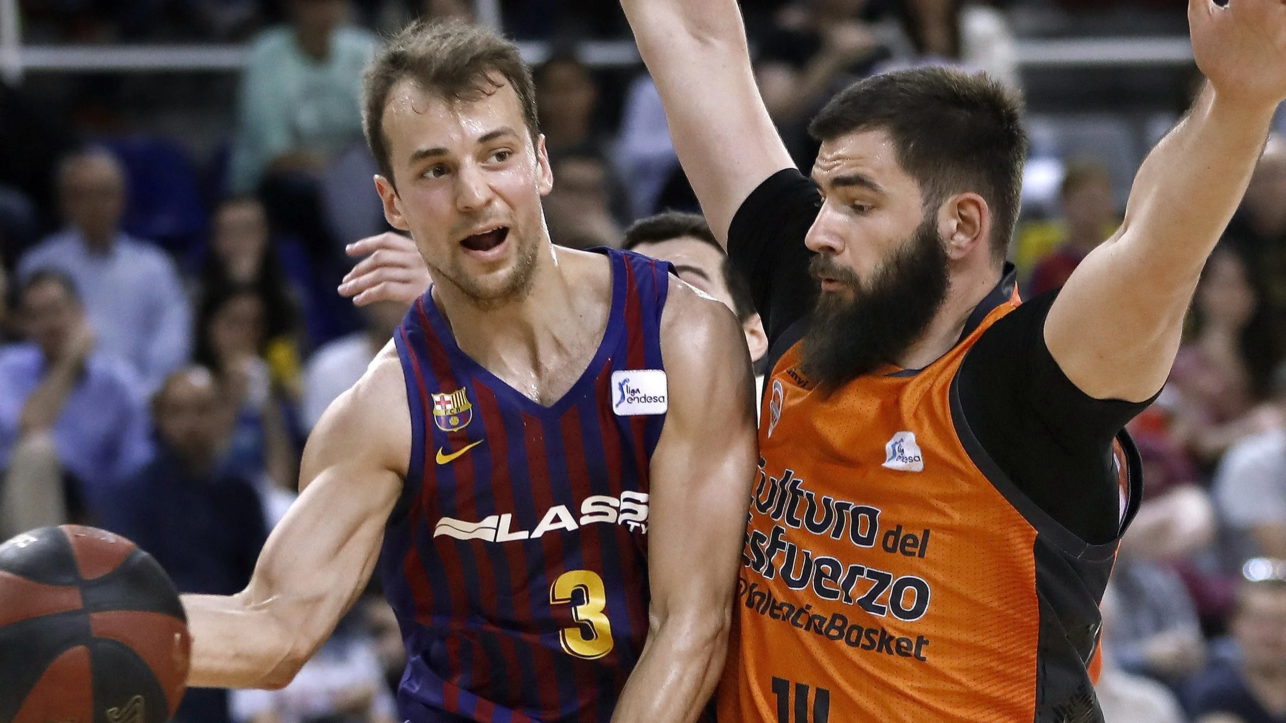 Pangos busca el pase ante la defensa de Dubljevic