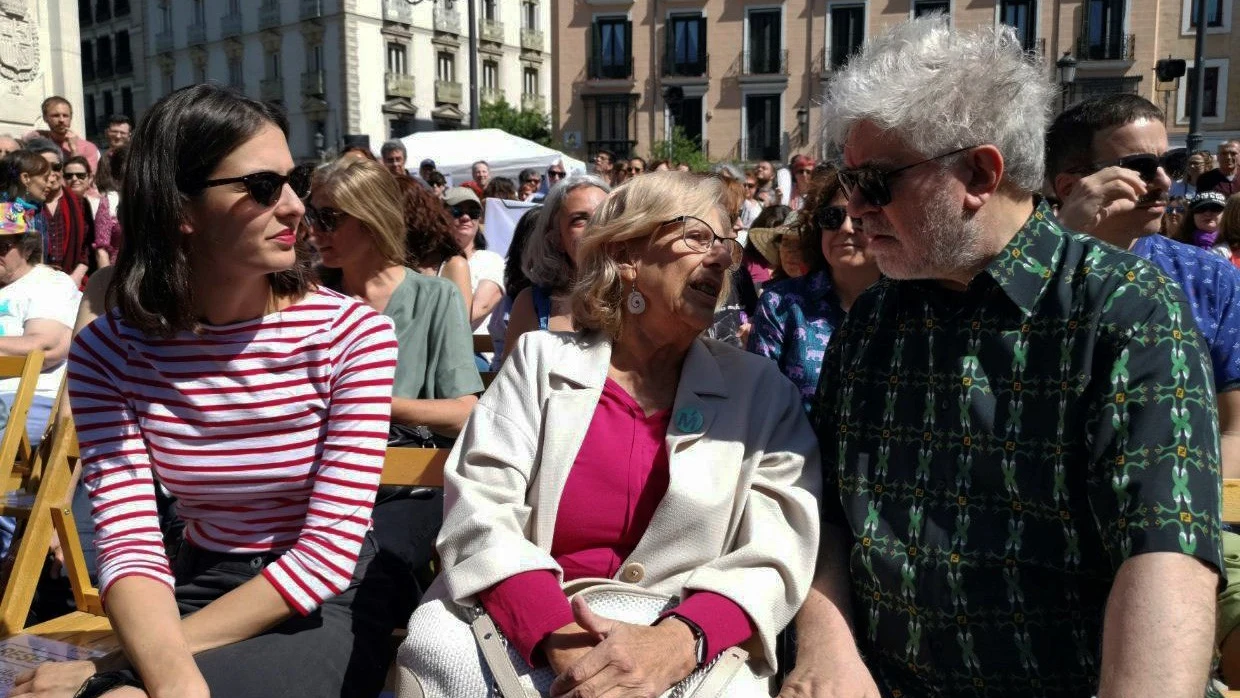 Rita Maestre, Manuela Carmena y Pedro Almodóvar