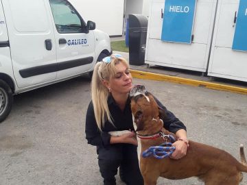 Patricia Muñoz con el perro rescatado Patricia Muñoz con el perro rescatado