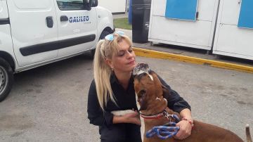 Patricia Muñoz con el perro rescatado