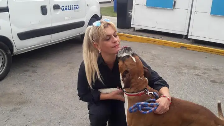 Patricia Muñoz con el perro rescatado