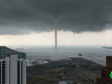 Espectaculares imágenes de una tromba de agua caída en la costa de Singapur Espectaculares imágenes de una tromba de agua caída en la costa de Singapur