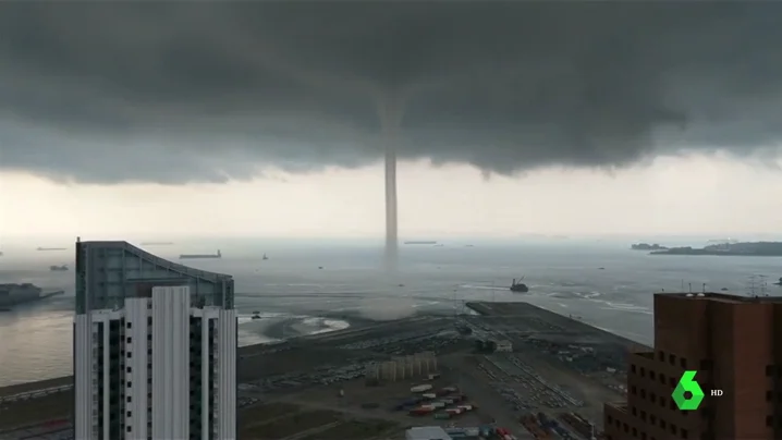 Espectaculares imágenes de una tromba de agua caída en la costa de Singapur