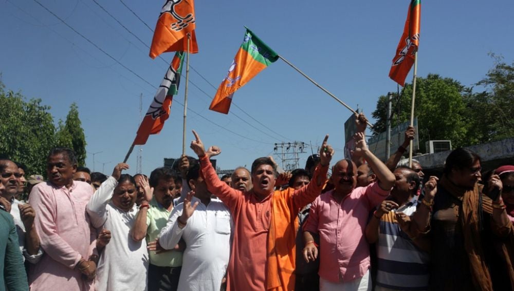 Activistas del Bharatiya Janata Party (BJP) gritan consignas por el asesinato del vicepresidente del distrito, Gul Mohammad Mir