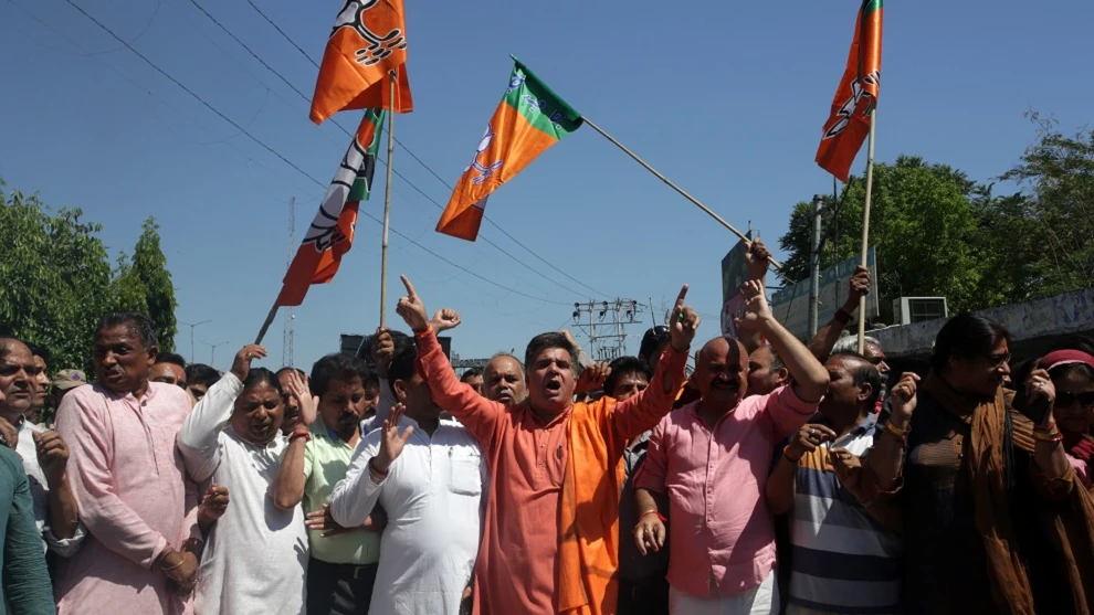 Activistas del Bharatiya Janata Party (BJP) gritan consignas por el asesinato del vicepresidente del distrito, Gul Mohammad Mir