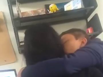 El vídeo de cómo un profesor acosa sexualmente a una alumna por el que ha sido destituido de la universidad