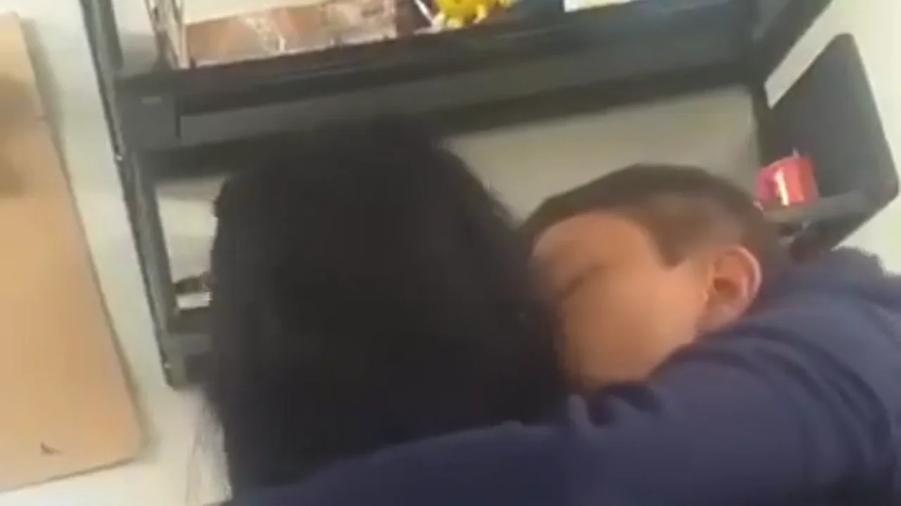 El vídeo de cómo un profesor acosa sexualmente a una alumna por el que ha sido destituido de la universidad 