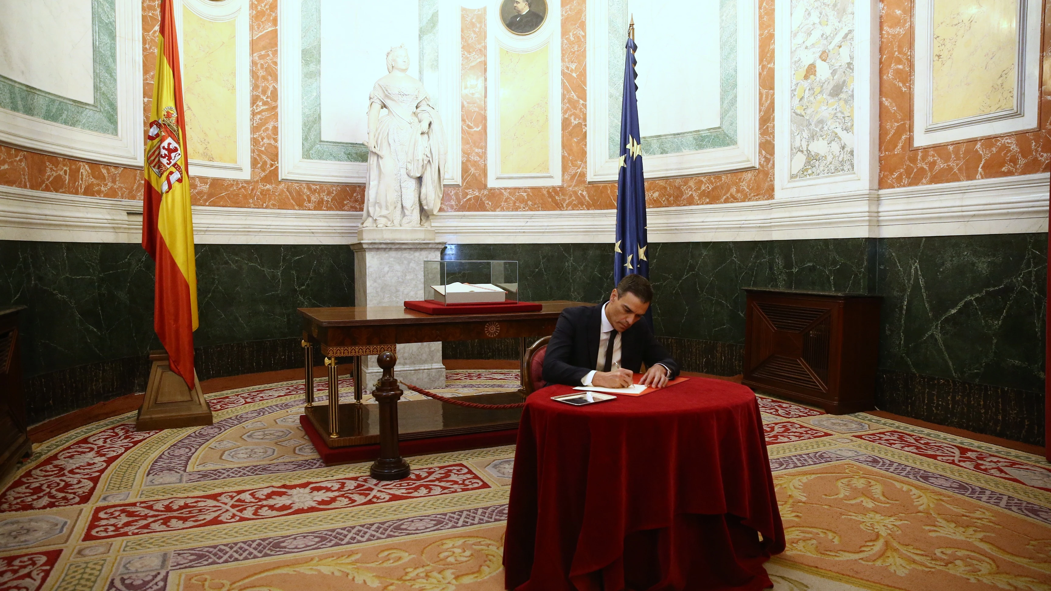 Pedro Sánchez en la firma del libro de condolencias