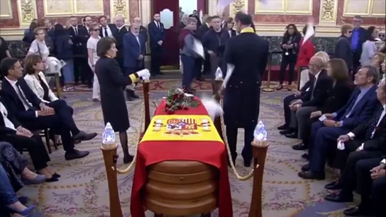 Un hombre lanza varios papeles sobre el féretro de Rubalcaba y Pedro Sánchez soluciona el incidente Un hombre lanza varios papeles sobre el féretro de Rubalcaba y Pedro Sánchez soluciona el incidente