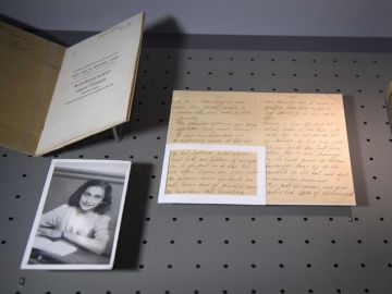 Publican la versión más completa de 'El Diario de Anna Frank' sin los retoques de la autora y de su padre Publican la versión más completa de 'El Diario de Anna Frank' sin los retoques de la autora y de su padre