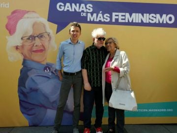 Pedro Almodóvar ha acudido a apoyar a la alcaldesa de Madrid y candidata a la reelección Manuela Carmena Pedro Almodóvar ha acudido a apoyar a la alcaldesa de Madrid y candidata a la reelección Manuela Carmena