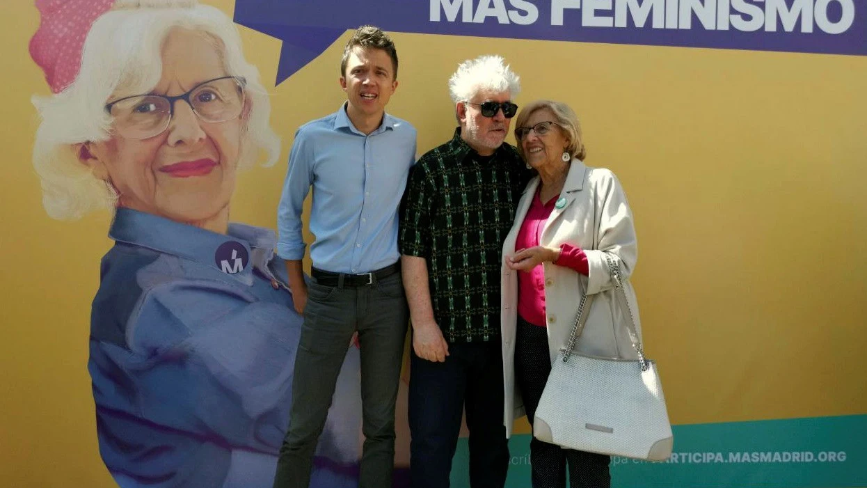 Pedro Almodóvar ha acudido a apoyar a la alcaldesa de Madrid y candidata a la reelección Manuela Carmena