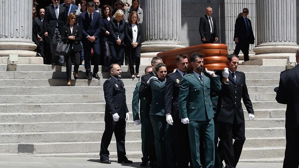 Féretro de Alfredo Pérez Rubalcaba saliendo del Congreso