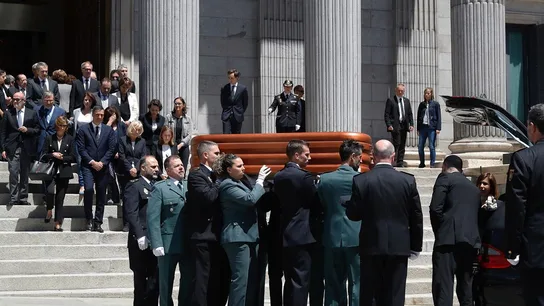 Sacan el féretro de Pérez Rubalcaba del Congreso Sacan el féretro de Pérez Rubalcaba del Congreso