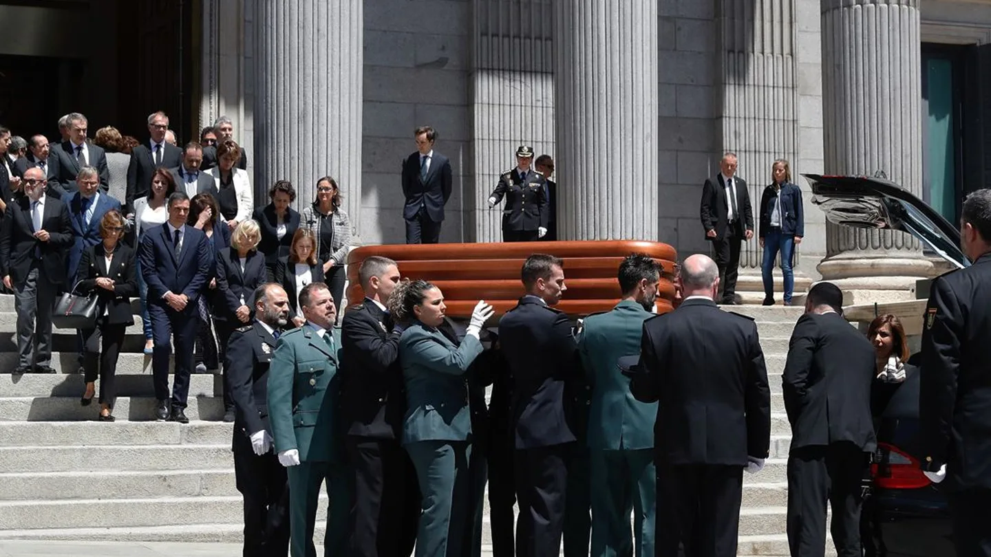 Sacan el féretro de Pérez Rubalcaba del Congreso Sacan el féretro de Pérez Rubalcaba del Congreso