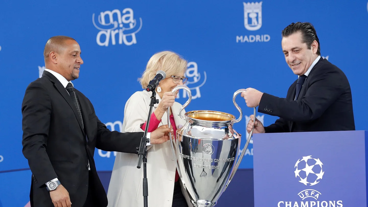 Roberto Carlos y Futre dan el trofeo de la Champions League a Manuela Carmena Roberto Carlos y Futre dan el trofeo de la Champions League a Manuela Carmena