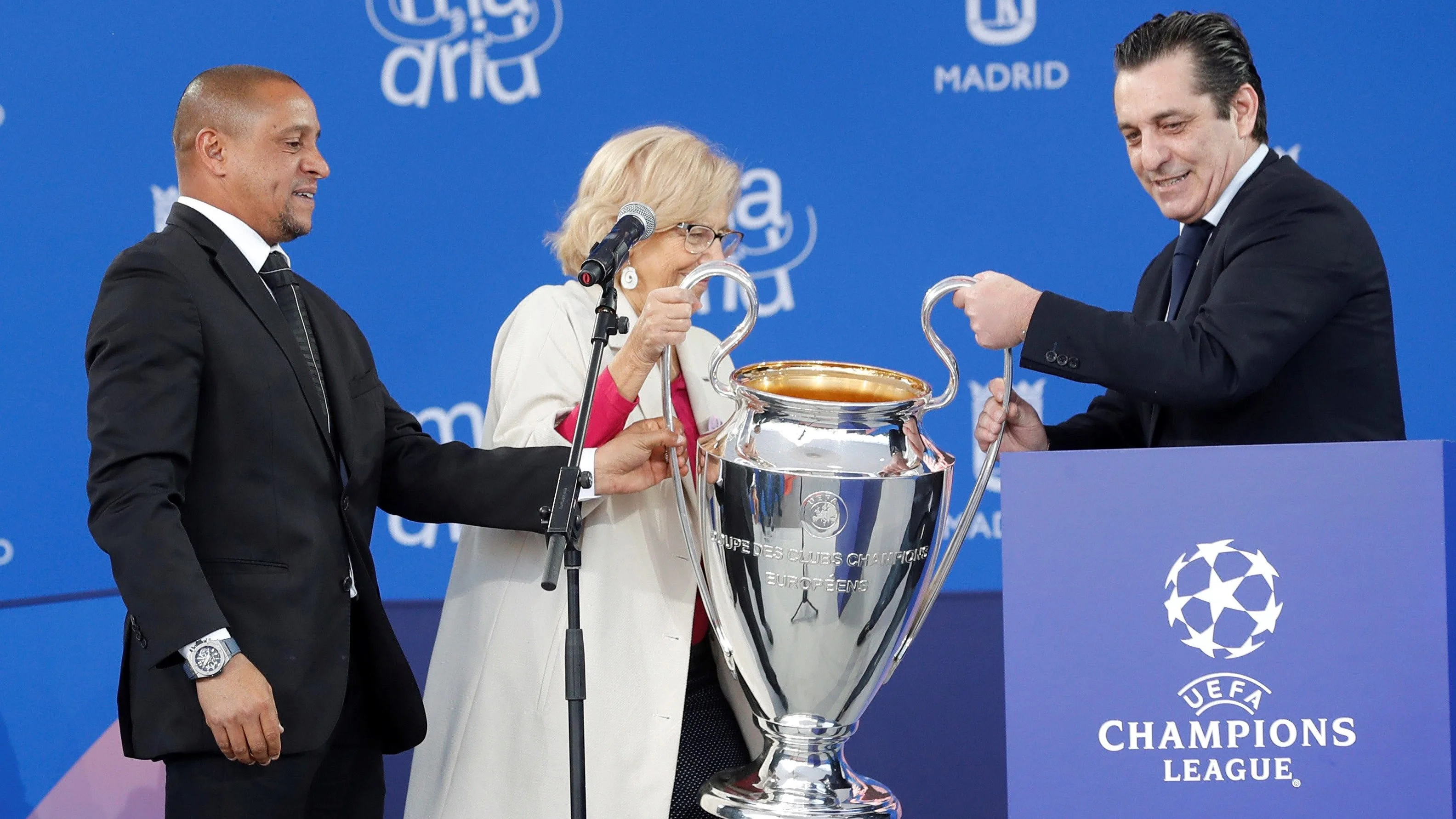 Roberto Carlos y Futre dan el trofeo de la Champions League a Manuela Carmena