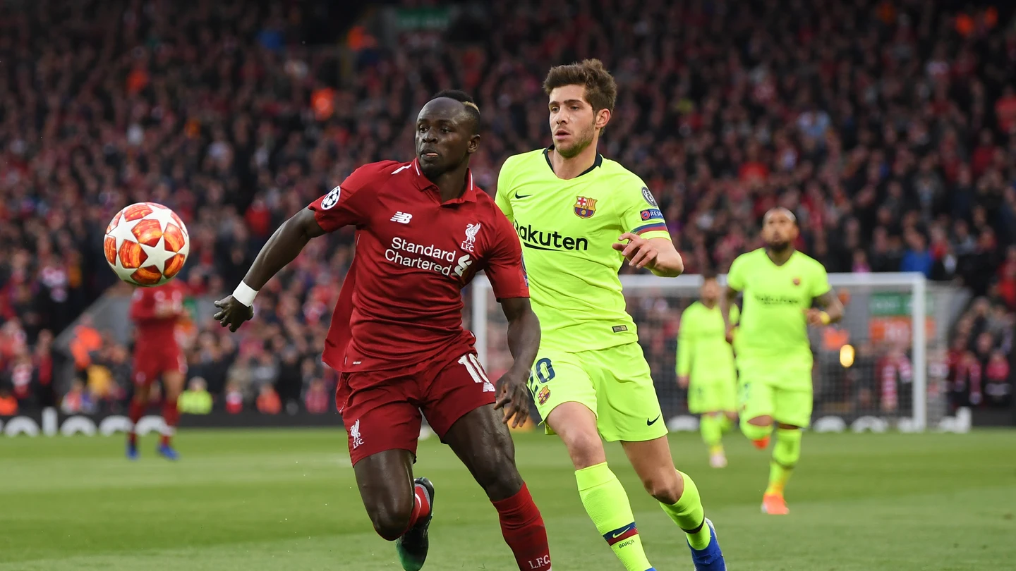 Sergi Roberto intenta defender a Mané Sergi Roberto intenta defender a Mané