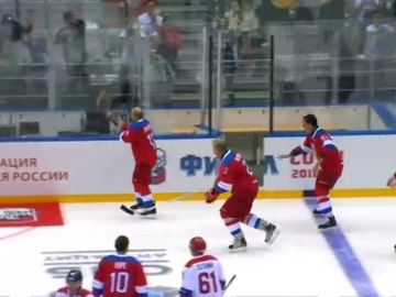 Putin sufre una aparatosa caída tras exhibirse en un partido de hockey hielo Putin sufre una aparatosa caída tras exhibirse en un partido de hockey hielo