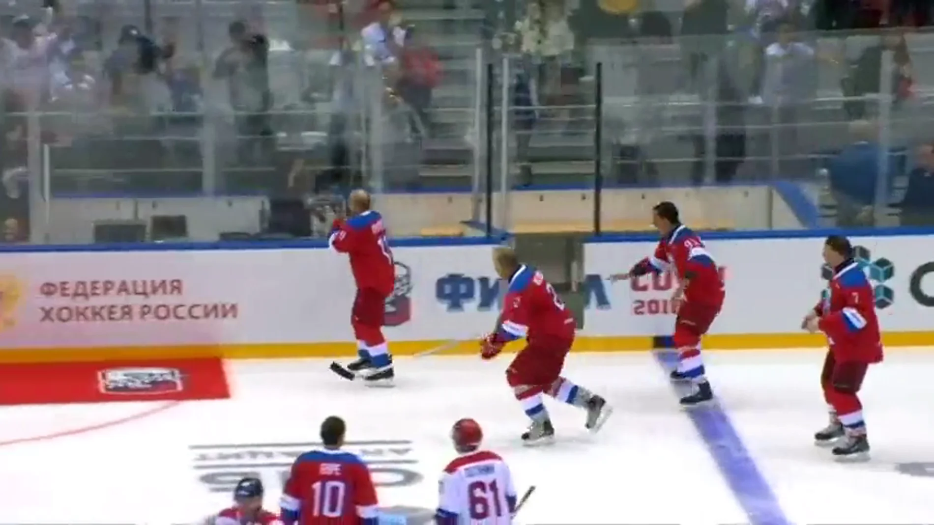 Putin sufre una aparatosa caída tras exhibirse en un partido de hockey hielo
