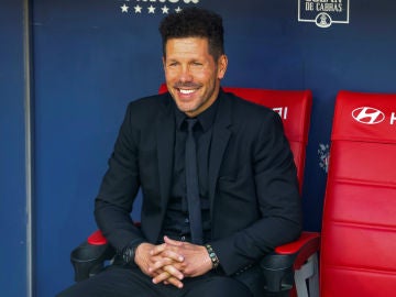 Simeone, sonriente en el banquillo Simeone, sonriente en el banquillo