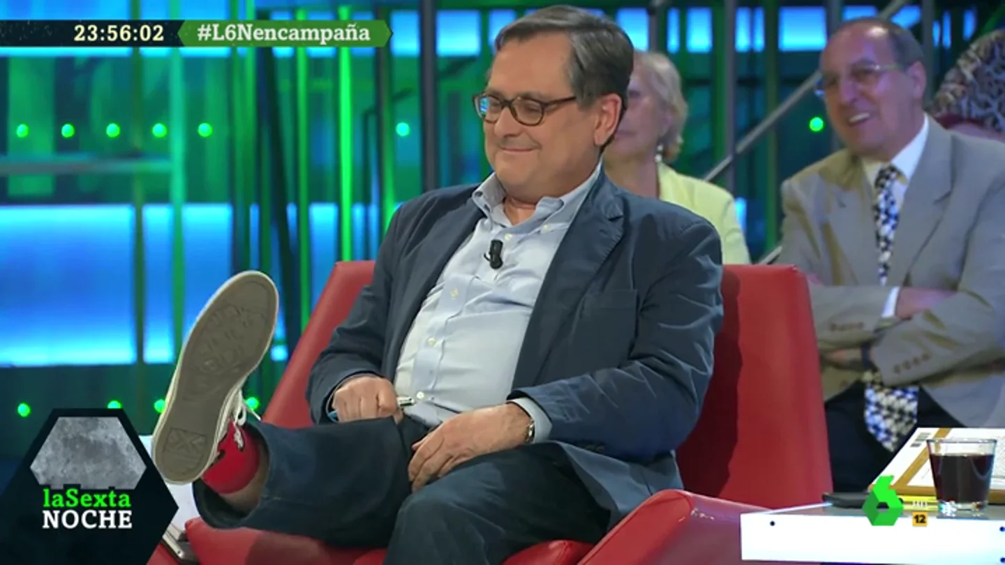 Marhuenda cumple su palabra y luce en laSexta Noche los calcetines con el rostro de Pedro Sánchez Marhuenda cumple su palabra y luce en laSexta Noche los calcetines con el rostro de Pedro Sánchez