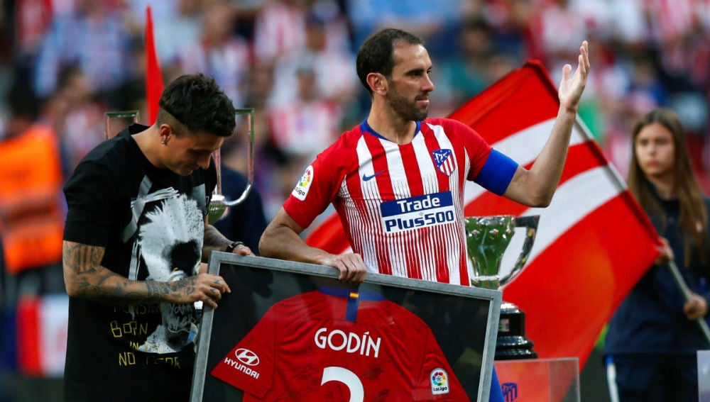 La emotiva despedida de Godín en su último partido con el Atlético en el  Metropolitano: "Siempre seré un aficionado más"
