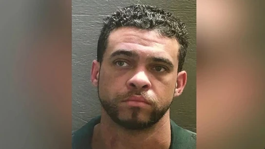 Andrew Bennett Ross, acusado de torturar a la hija de su pareja, se ahorca en la cárcel. Andrew Bennett Ross, acusado de torturar a la hija de su pareja, se ahorca en la cárcel.