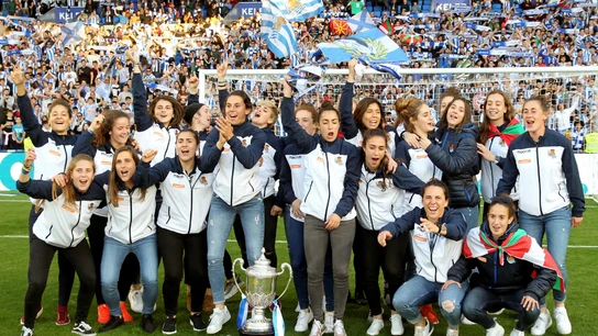 Las jugadoras de la Real ofrecen la Copa de la Reina a Anoeta Las jugadoras de la Real ofrecen la Copa de la Reina a Anoeta