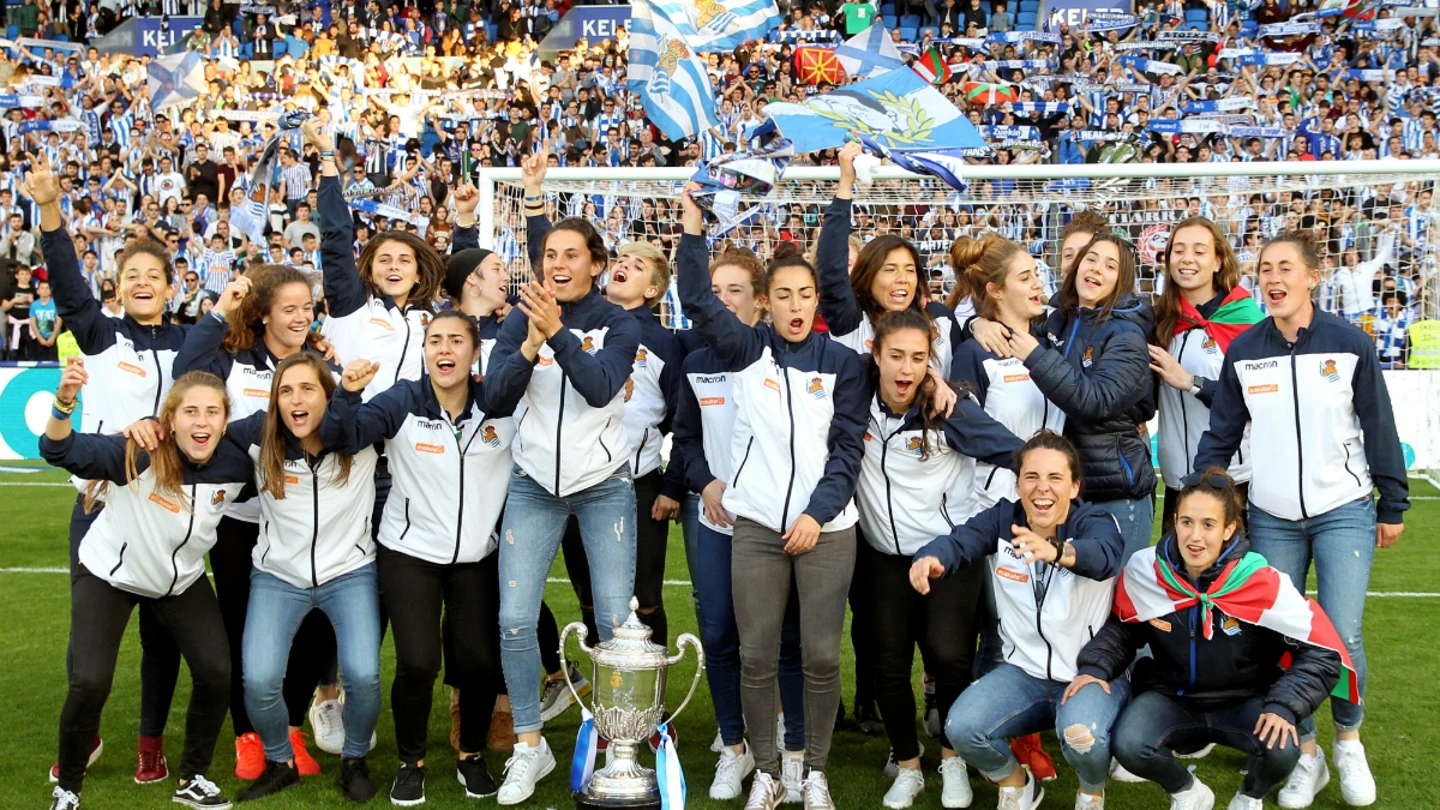 Las jugadoras de la Real ofrecen la Copa de la Reina a Anoeta Las jugadoras de la Real ofrecen la Copa de la Reina a Anoeta