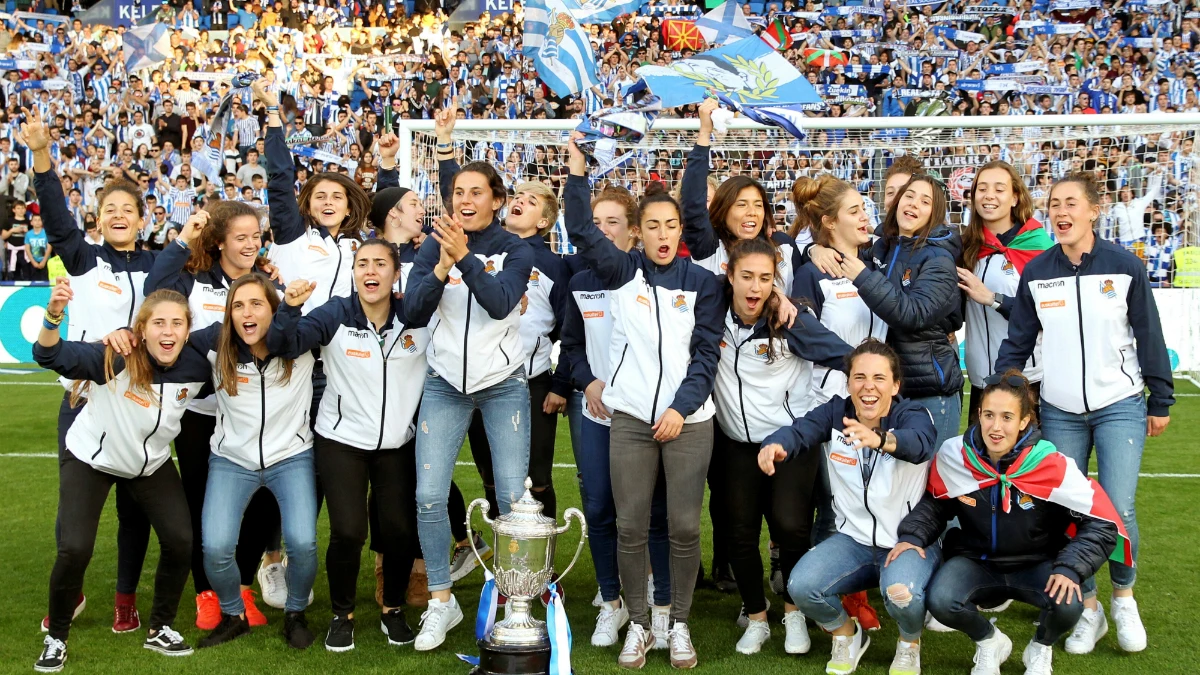 Las jugadoras de la Real ofrecen la Copa de la Reina a Anoeta