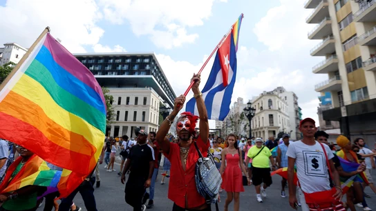 Cuatro detenidos en una manifestación LGBTBI ilegal en Cuba. Cuatro detenidos en una manifestación LGBTBI ilegal en Cuba.