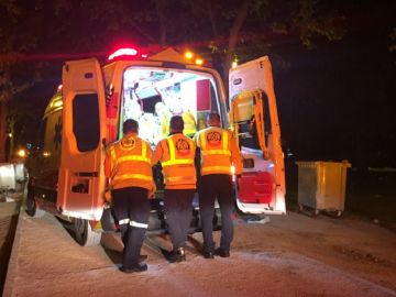 Una ambulancia con efectivos atendiendo al joven herido en una reyerta en Madrid Una ambulancia con efectivos atendiendo al joven herido en una reyerta en Madrid