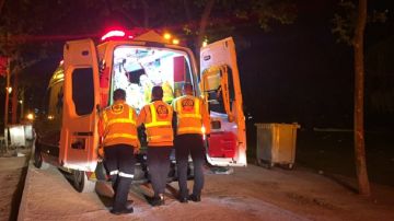 Una ambulancia con efectivos atendiendo al joven herido en una reyerta en Madrid