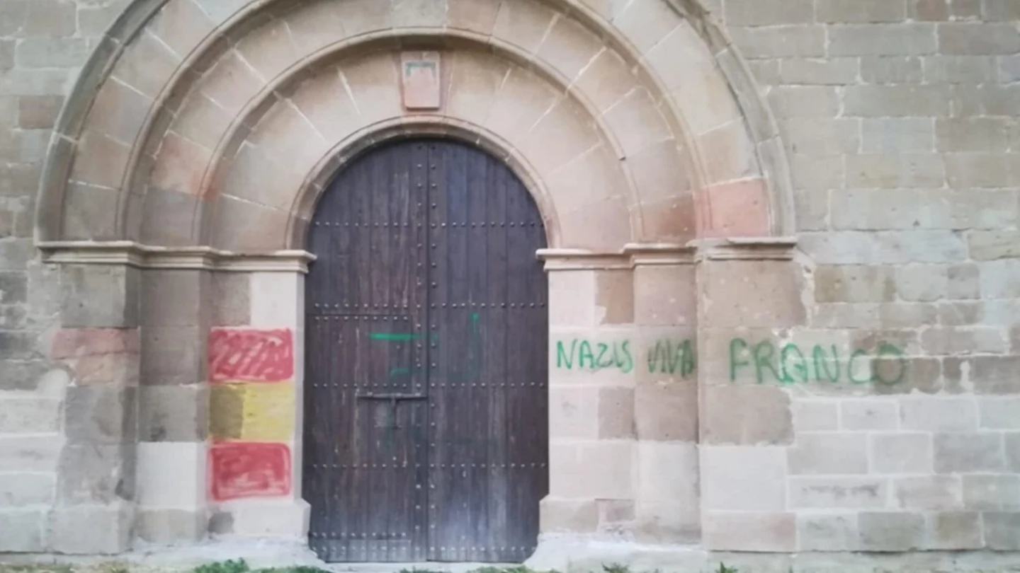 Imagen de la fachada del Monasterio leridense les Franqueses con pintadas fascistas Imagen de la fachada del Monasterio leridense les Franqueses con pintadas fascistas