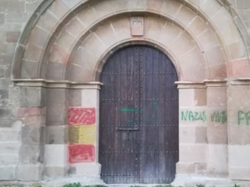 Imagen de la fachada del Monasterio leridense les Franqueses con pintadas fascistas Imagen de la fachada del Monasterio leridense les Franqueses con pintadas fascistas