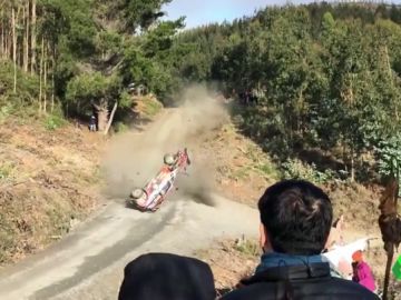 Terrible accidente de Neuville en el rally de Chile: da hasta seis vueltas de campana Terrible accidente de Neuville en el rally de Chile: da hasta seis vueltas de campana