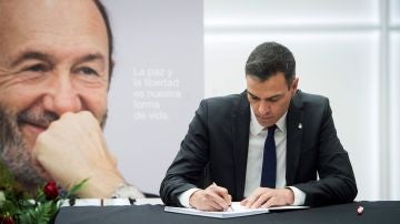 Pedro Sánchez firma en el libro de condolencias de Alfredo Pérez Rubalcaba