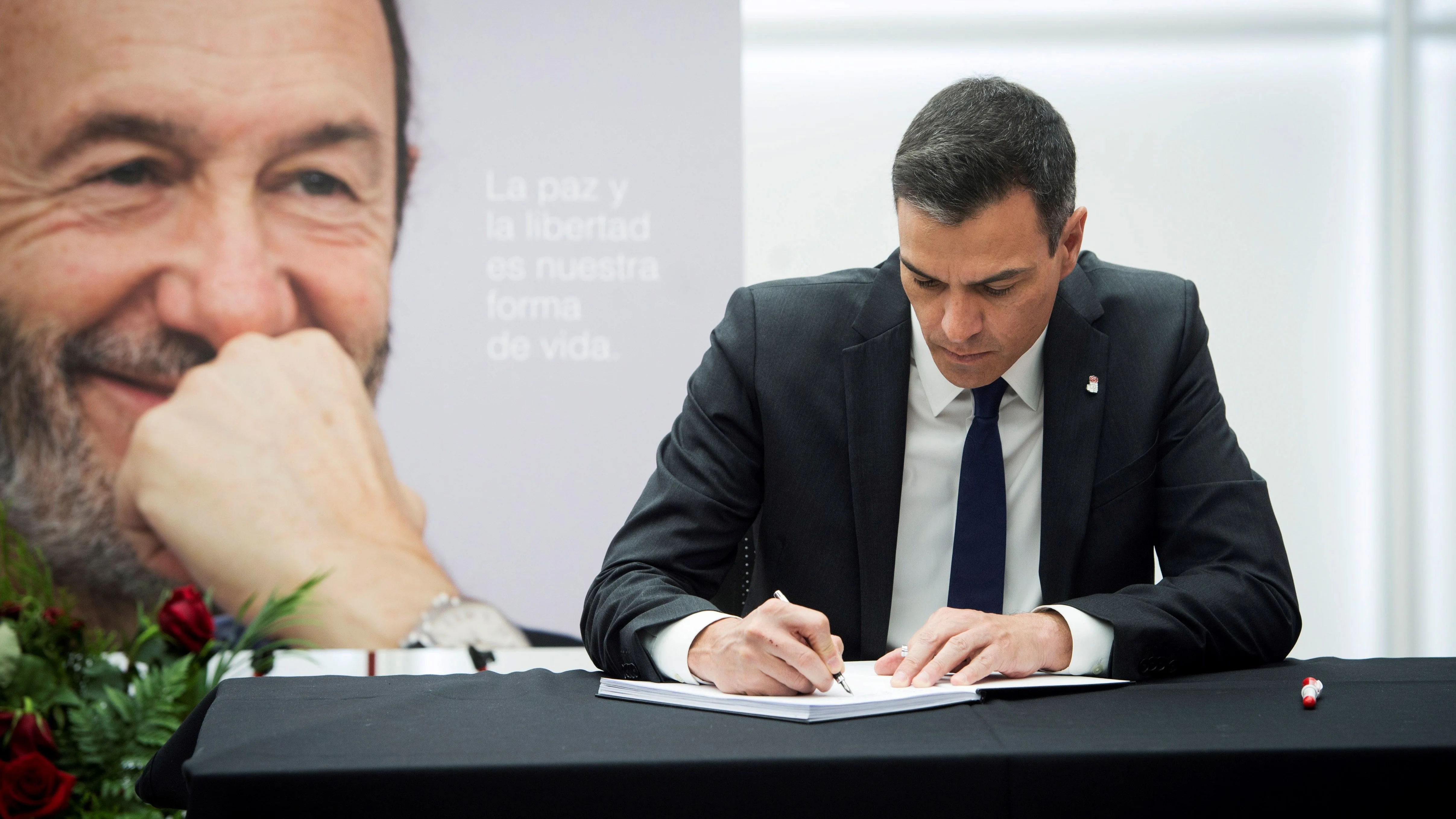 Pedro Sánchez firma en el libro de condolencias de Alfredo Pérez Rubalcaba