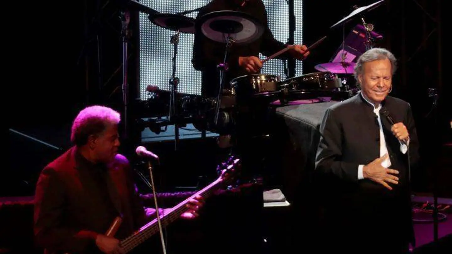 Julio Iglesias recibe un Grammy honorífico por su trayectoria profesional Julio Iglesias recibe un Grammy honorífico por su trayectoria profesional