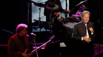 Julio Iglesias recibe un Grammy honorífico por su trayectoria profesional 
