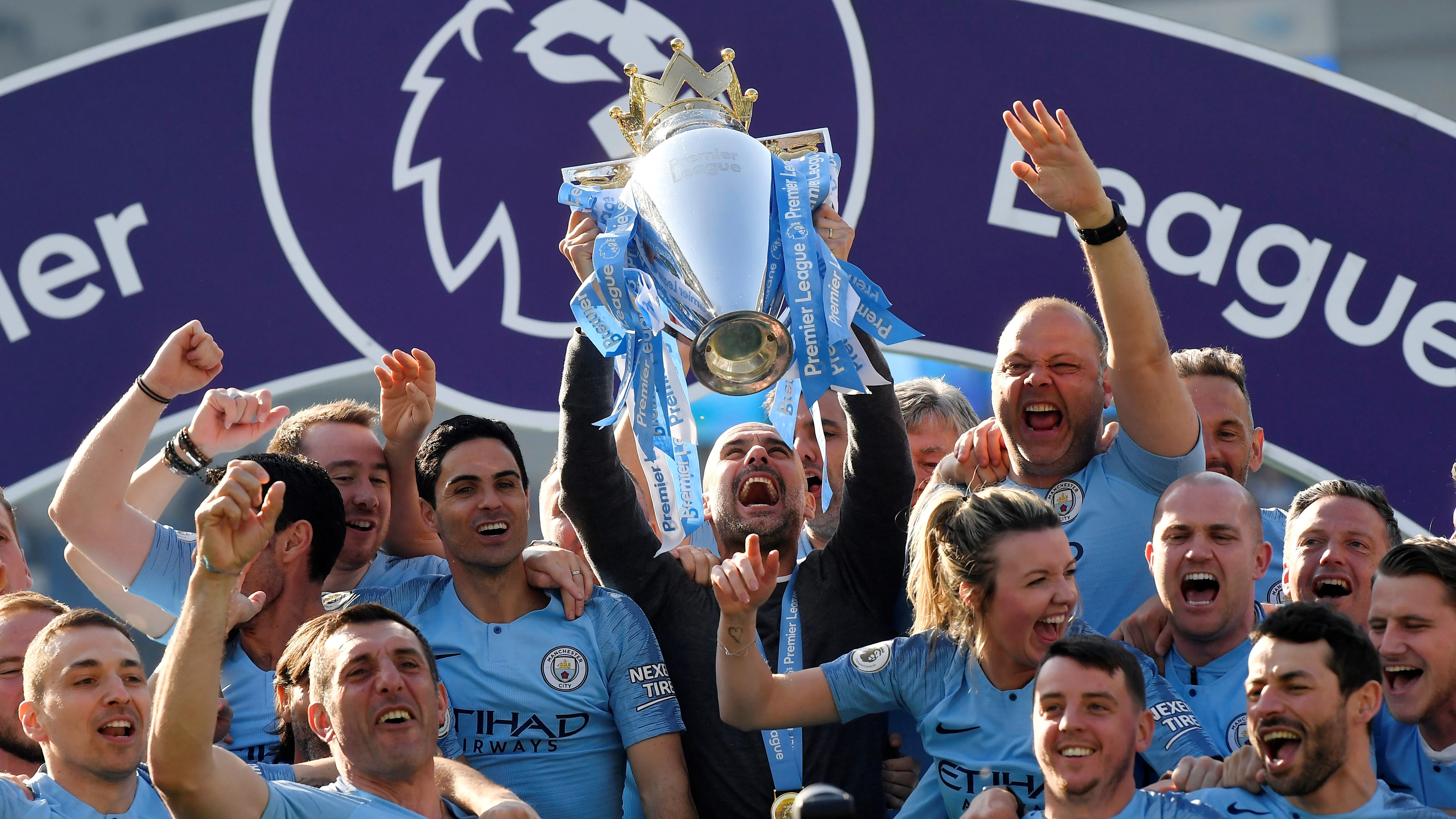 Guardiola alza al cielo el título de la Premier