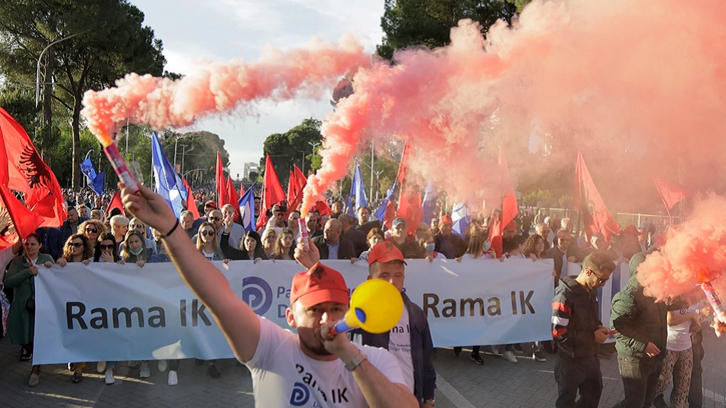 Se intensifican las protestas contra el Gobierno albanés para exigir elecciones anticipadas Se intensifican las protestas contra el Gobierno albanés para exigir elecciones anticipadas