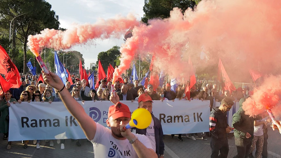 Se intensifican las protestas contra el Gobierno albanés para exigir elecciones anticipadas