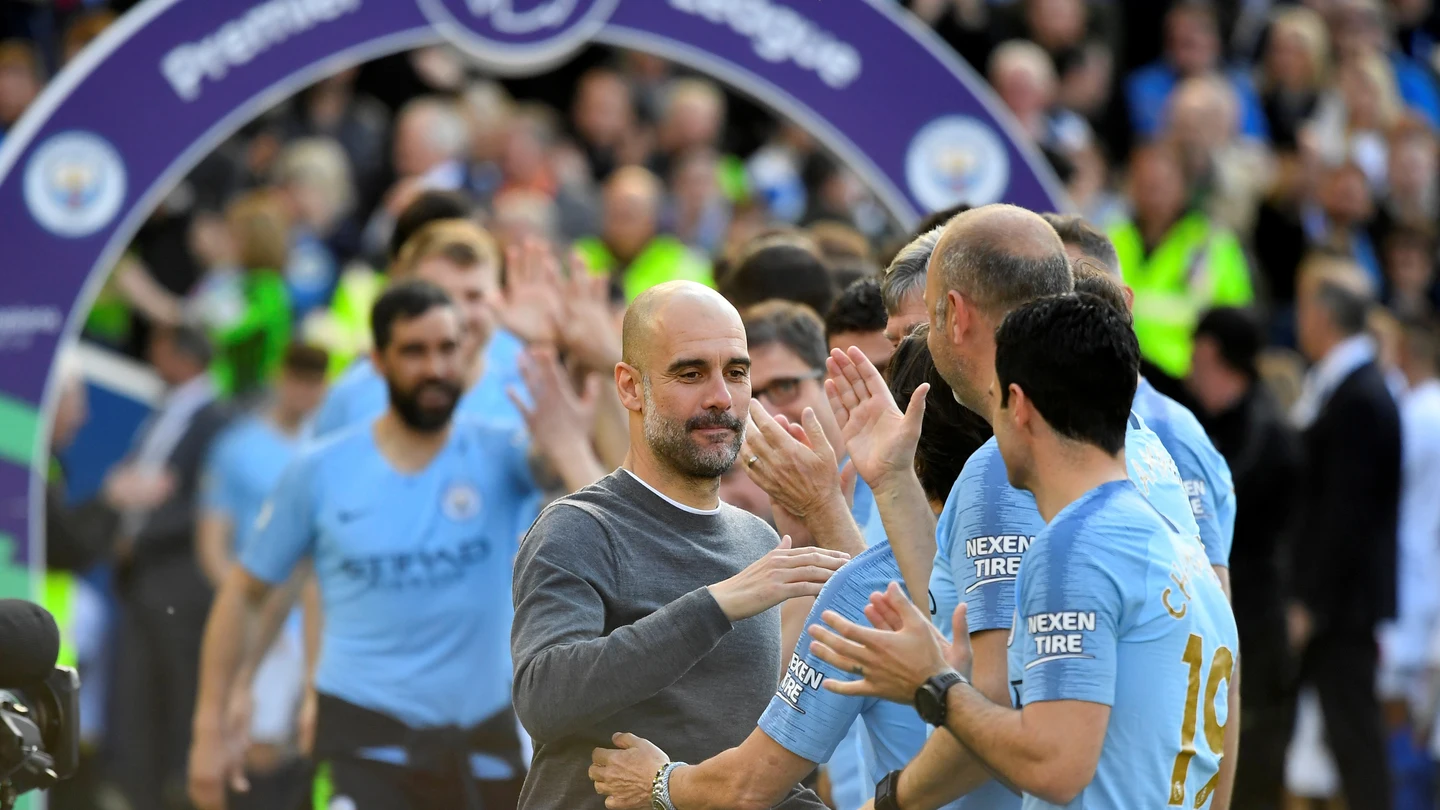Guardiola saluda a sus jugadores Guardiola saluda a sus jugadores