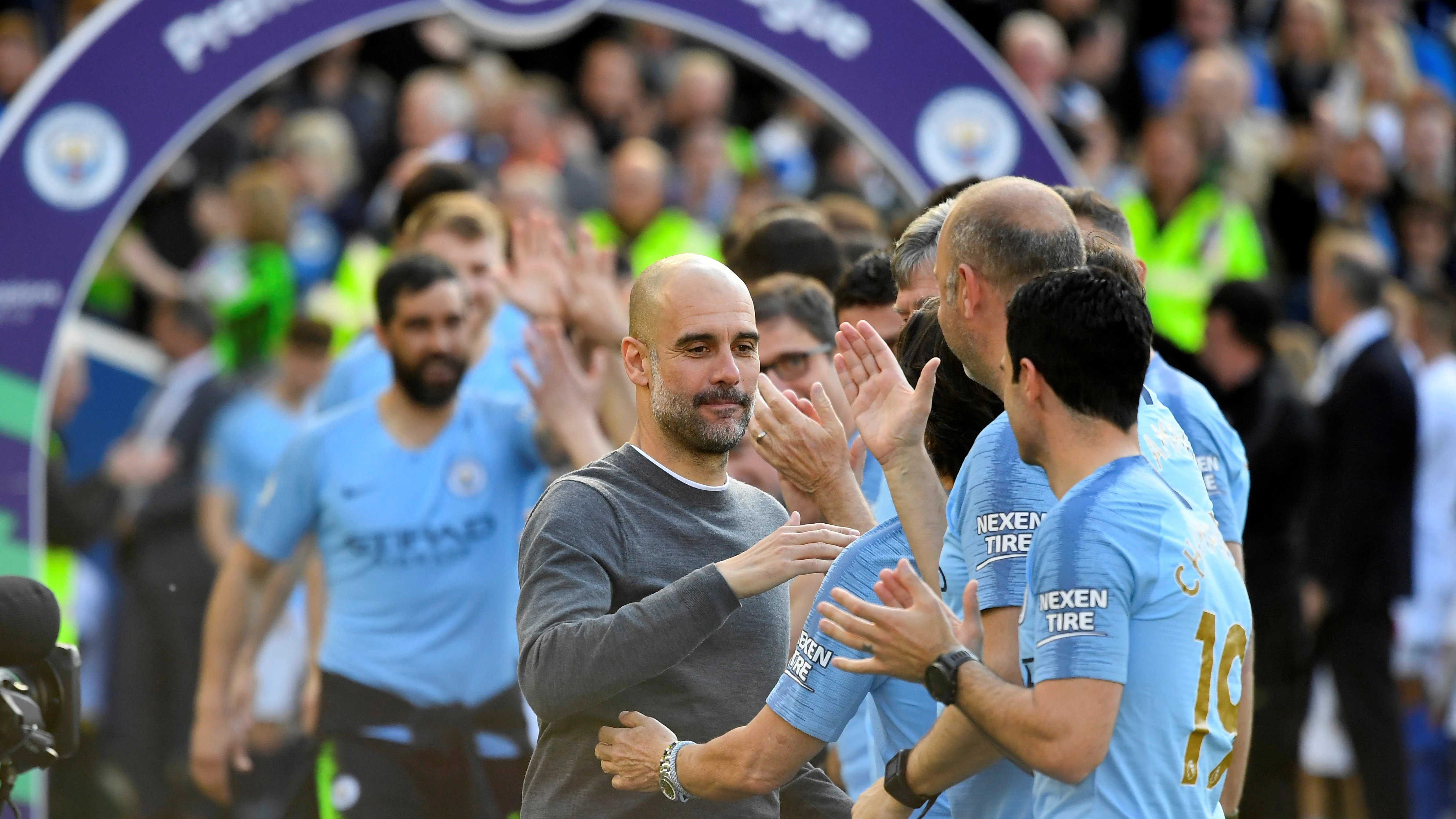 Guardiola saluda a sus jugadores